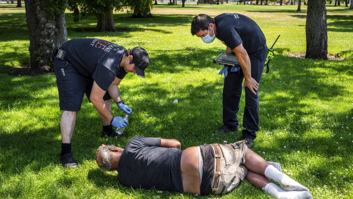 Μέλη της πυροσβεστικής υπηρεσίας των ΗΠΑ παρέχουν πρώτες βοήθειες σε πολίτη σε πάρκο της Ουάσιγκτον