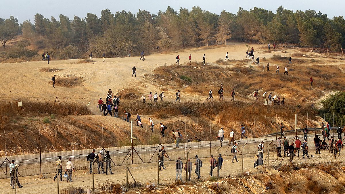 فلسطينيون في الخليل بالقرب من الجدار الإسرائيلي، الضفة الغربية.