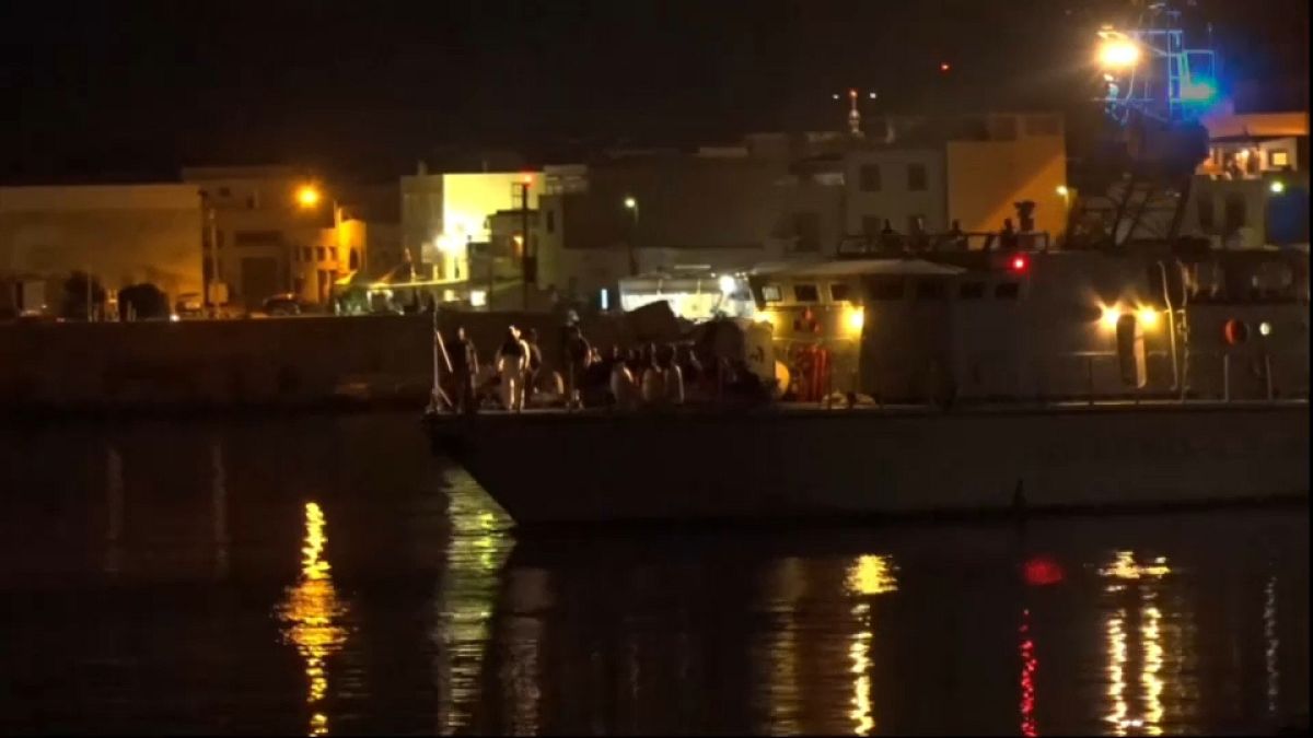 Migranti arrivano a Lampedusa