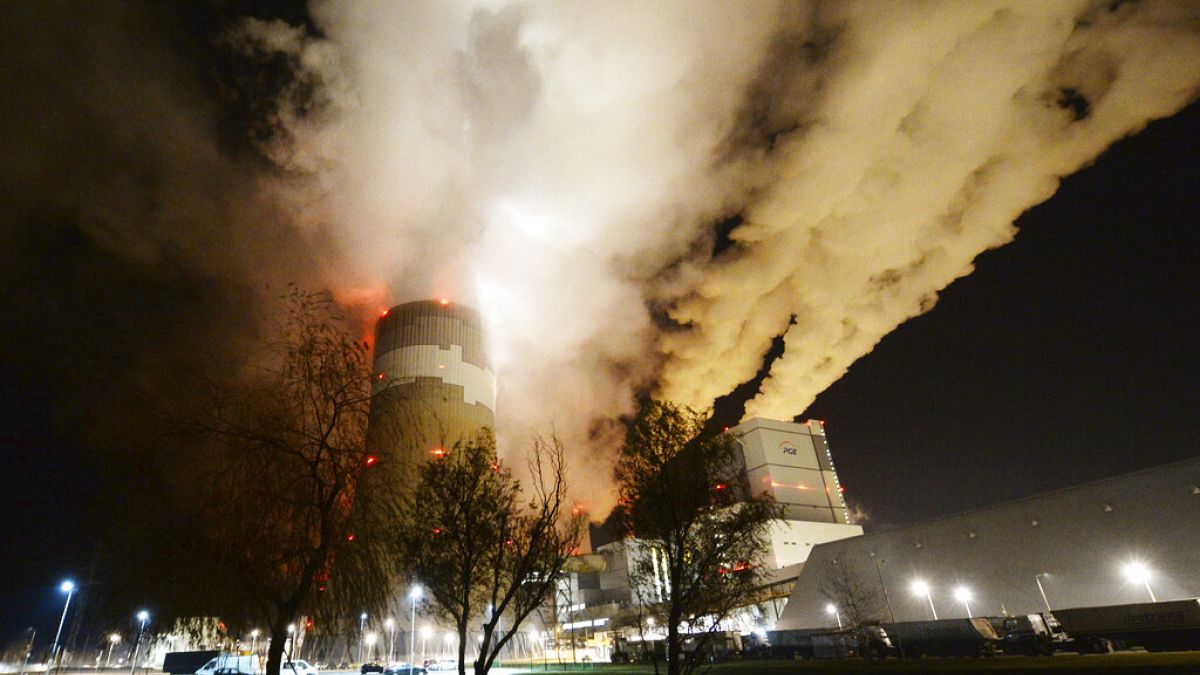 Füstfelhők Európa legnagyobb ligniterőműve felett a lengyelországi Belchatow-ban - ezt és a szénerőműveket is atomra cserélnék a következő évtizedekben