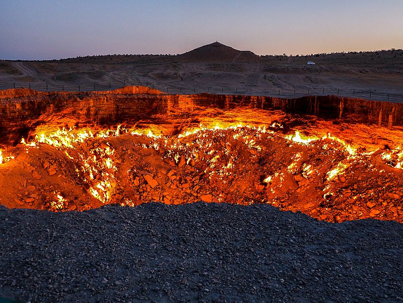 Горящий газовый кратер Дарваза в Туркменистане. В 1971 г. геологи подожги метан, чтобы предотвратить его распространение, и с тех пор он горит непрерывно.
