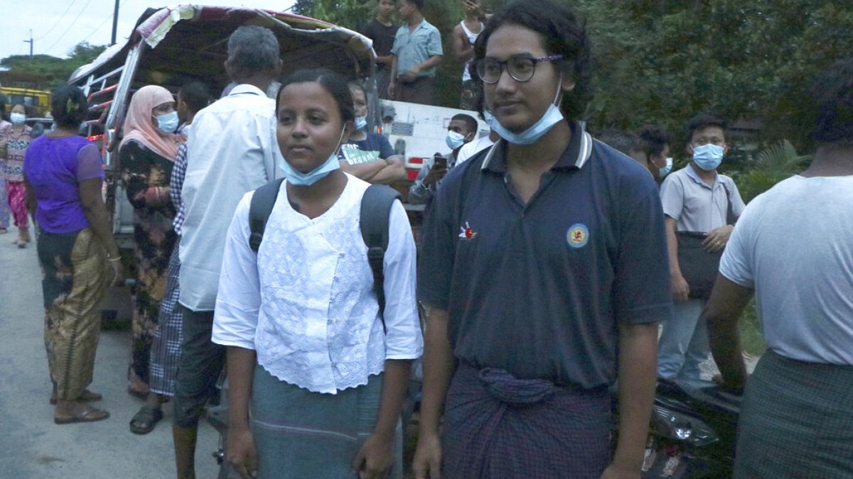 Myanmarlı gazeteciler Kay Son Nway (solda) ve Ye Myo Khant (sağda) serbest bırakıldı