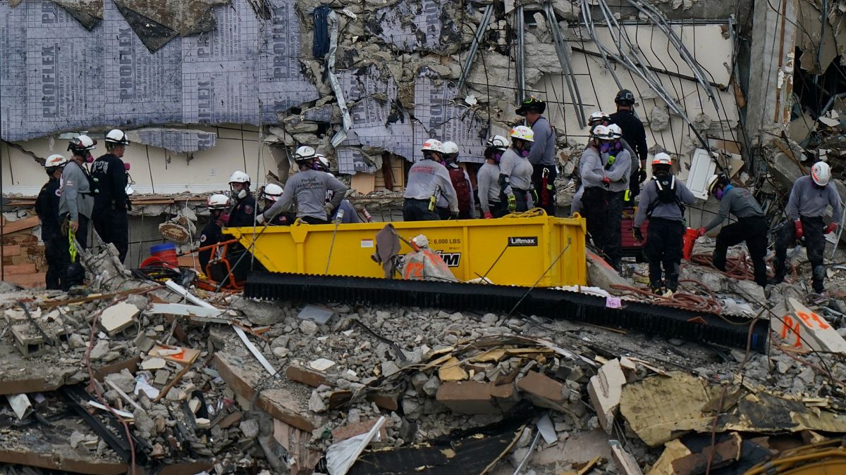 Des équipes de secours sur les gravats de l'immeuble effondré à Surfside en Floride, le 30 juin 2021 