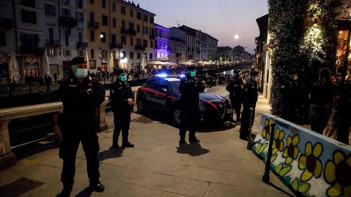 ضباط شرطة إيطاليون في ميلانو، إيطاليا، السبت 27 فبراير 2021