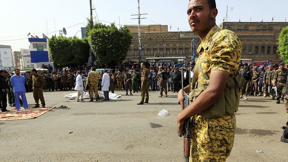 عنصر من قوات الأمن اليمنية في ميدان التحرير بصنعاء.