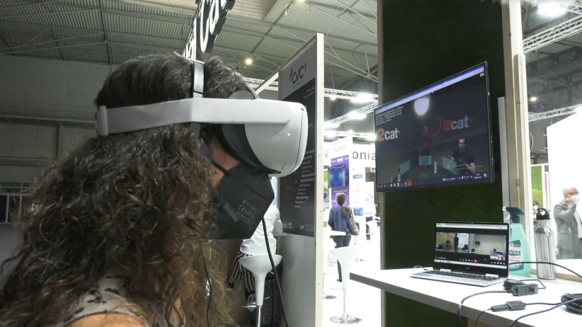 Una visitante del MWC disfrutando de la realidad virtual con 5G