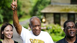 Bill Cosby libre, devant chez lui, faisant le V de la victoire, 30 juin 2021