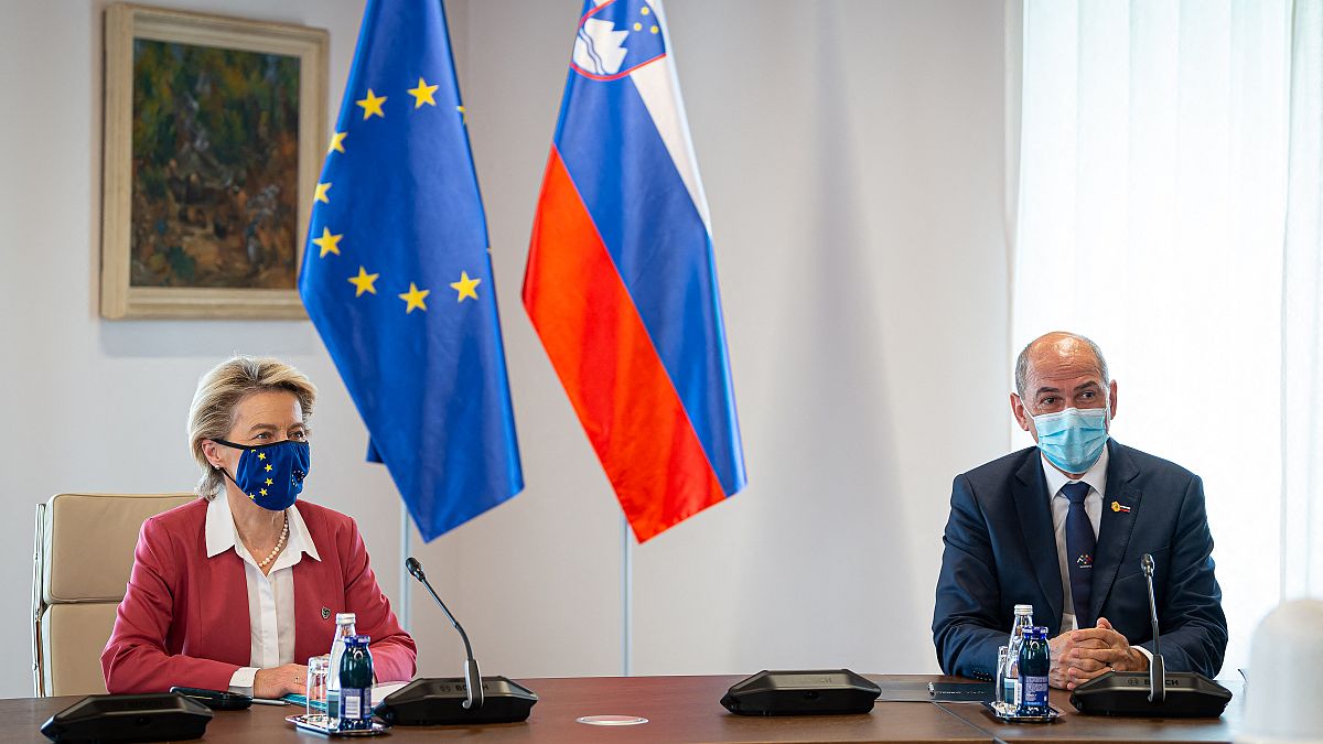 رئيس وزراء سلوفينيا يانيس يانشا ورئيسة المفوضية الأوروبية، أورسولا فون دير لاين، ليوبليانا، 1 تموز/يوليو 2021