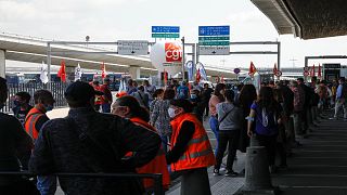 إضراب عمّال مطار شارل ديغول بباريس يتسبب في تأخير رحلات جوية بسبب مواجهات محتجّين مع رجال الشرطة