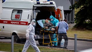 طاقم طبي ينقل سيدة روسية مصابة بكوفيد-19 إلى أحد المراكز الطبية خارج العاصمة موسكو. 30/06/2021