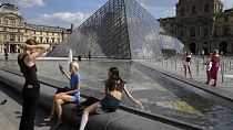 Fransa'nın başkenti Paris'in en fazla ziyaret edilen mekanlarından olan Louvre Müzesi yerleşkesinde fotoğraf çektiren turistler