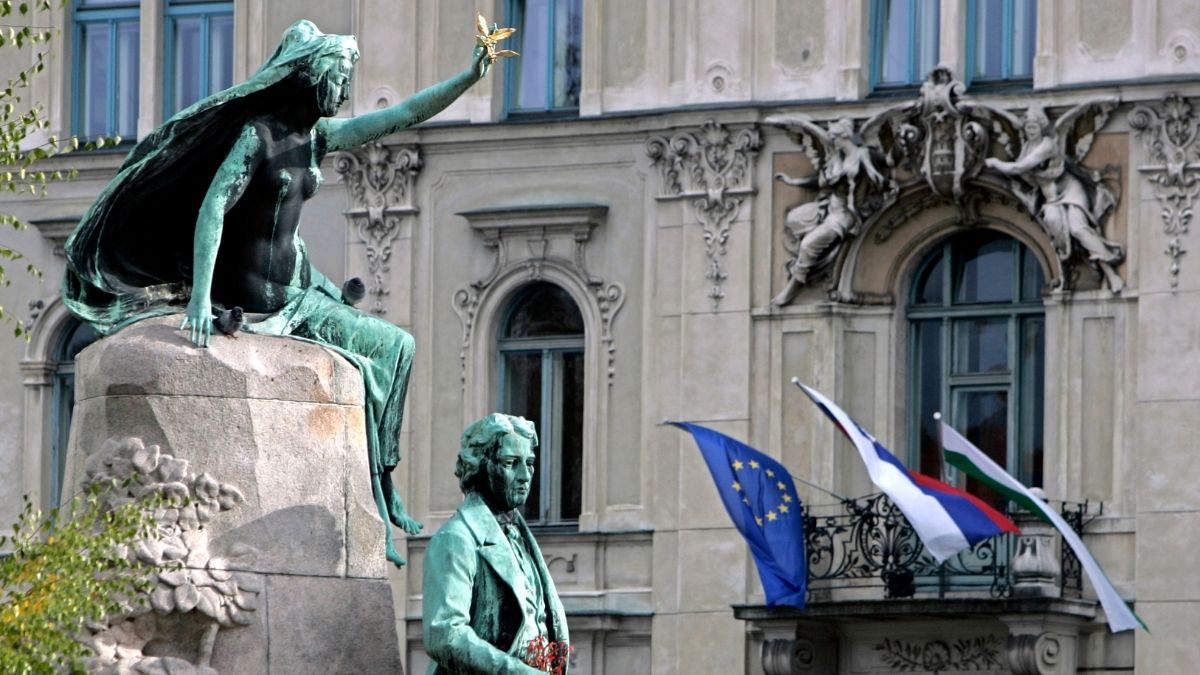 اهتزار پرچم‌های اتحادیه اروپا و اسلوونی در لیوبلیانا