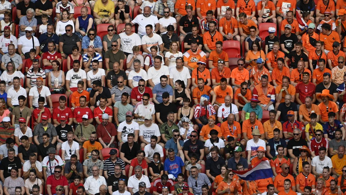 Szurkolók a Hollandia - Csehország mérkőzésen a budapesti Puskás Arénában 