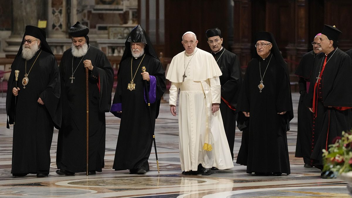 البابا فرنسيس يستقبل رجال الدين المسيحيين اللبنانيين في الفاتيكان.