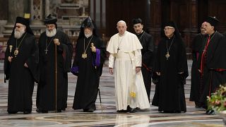 البابا فرنسيس يستقبل رجال الدين المسيحيين اللبنانيين في الفاتيكان.