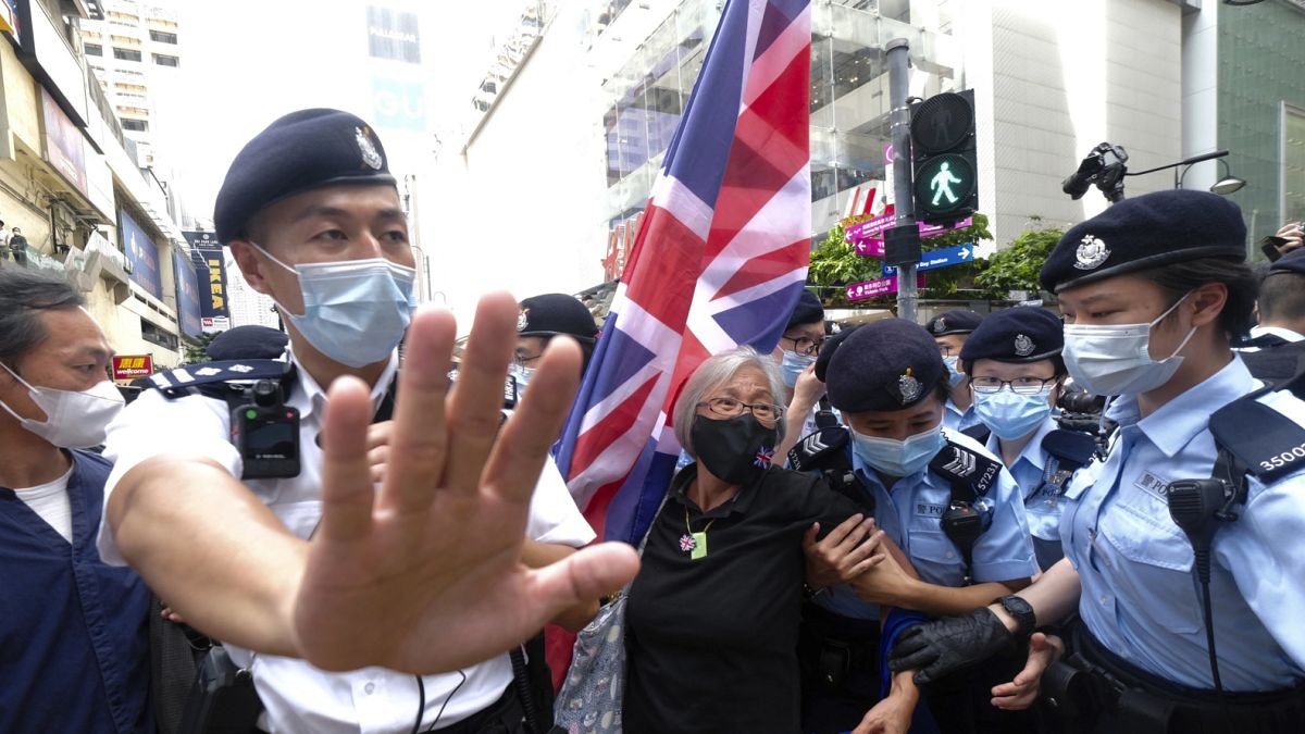 Rendőrök letartóztatnak egy brit zászlót tartó tüntetőt a hongkongi Victoria Park közelében