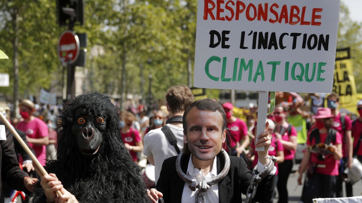 Un portrait d'Emmanuel Macron brandi lors d'une manifestation pour le climat à Paris en mai 2021