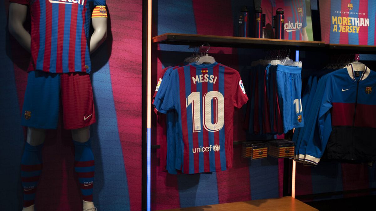 In der Kabine des FC Barcelona hängt etwas verwaist das Trikot von Lionel Messi - mit der Nummer 10 des Spielmachers