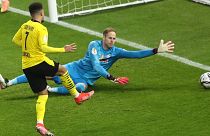 Jadon Sancho (Borussia Dortmund) gólt lőtt Gulácsi Péternek (RB Leipzig) májusban a Német Kupa berlini döntőjében.