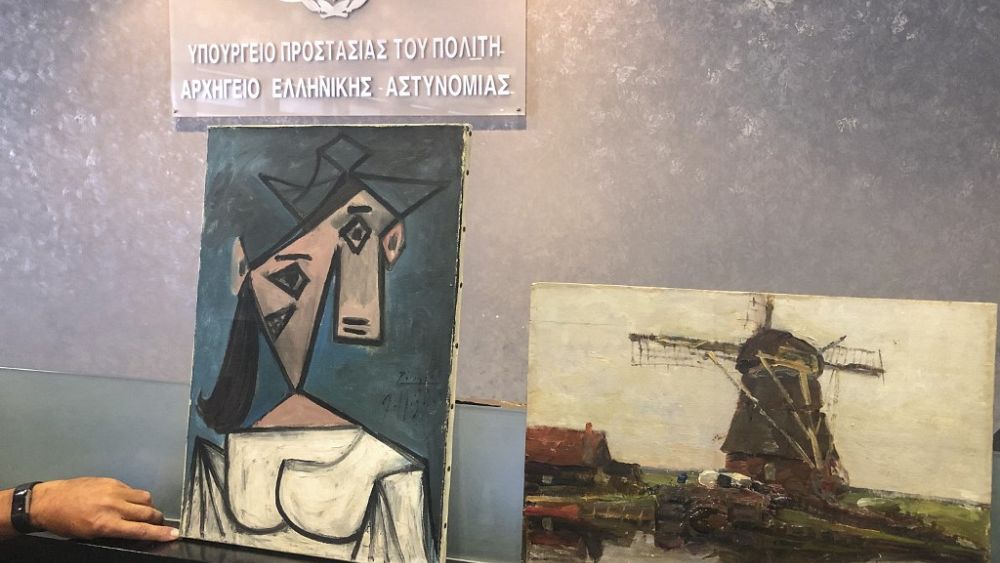 Κλεμμένος πίνακας του Πικάσο που βρέθηκε στην Ελλάδα έπεσε από το τραπέζι σε συνέντευξη Τύπου της αστυνομίας |  βίντεο