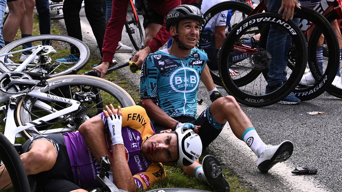 Fransa Bisiklet Turu'nun açılış etabında 50 bisikletçi zincirleme kaza yaptı