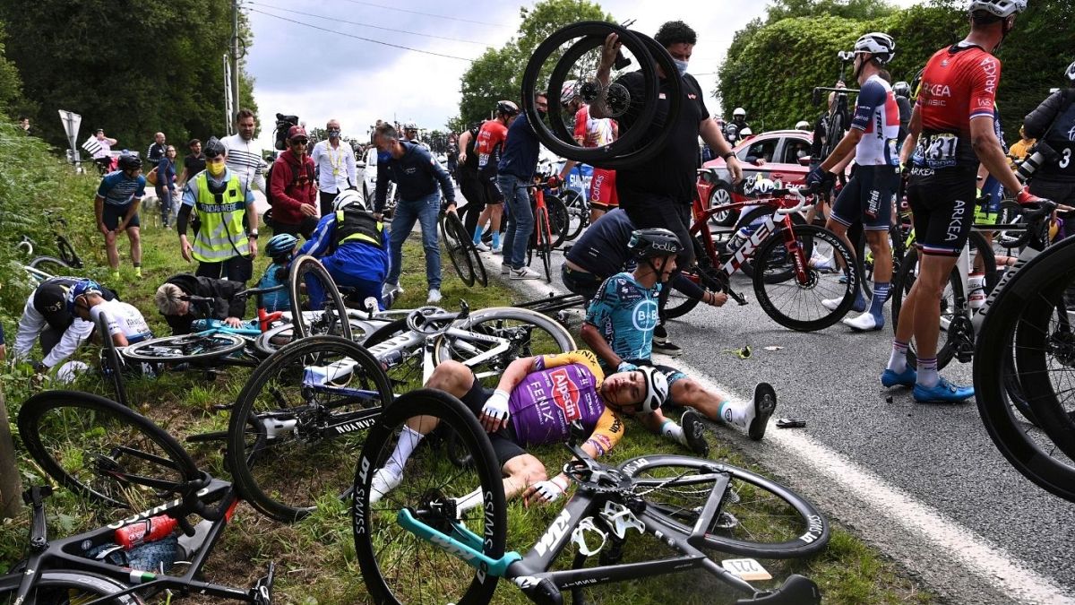 برخورد شدید دوچرخه‌سواران در تور دو فرانس