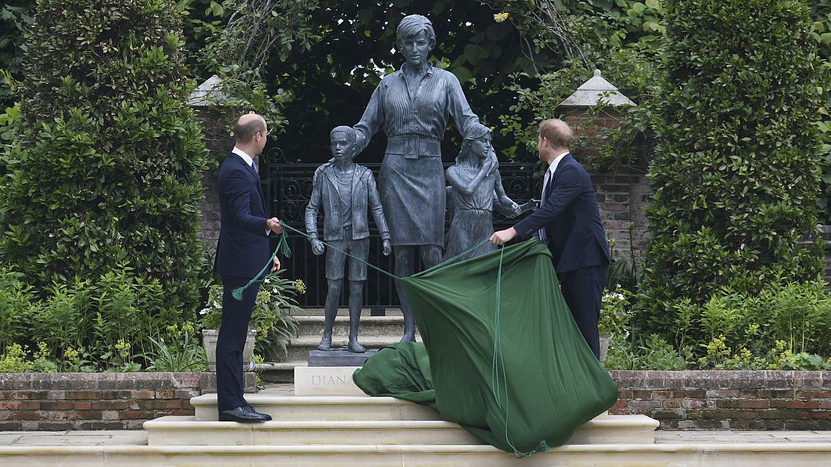 Estátua comemora os 60 anos da Princesa Diana