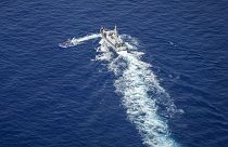 Un bateau de migrants essayant d'échapper à un navire des garde-côtes libyen en Méditerranée, 30 juin 2021