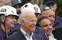 Biden con i soccorritori sui luoghi del crollo avvenuto lo scorso giovedì a Miami