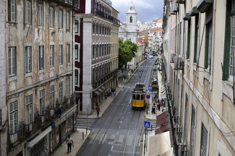 Arquivo: Um elétrico na baixa de Lisboa.