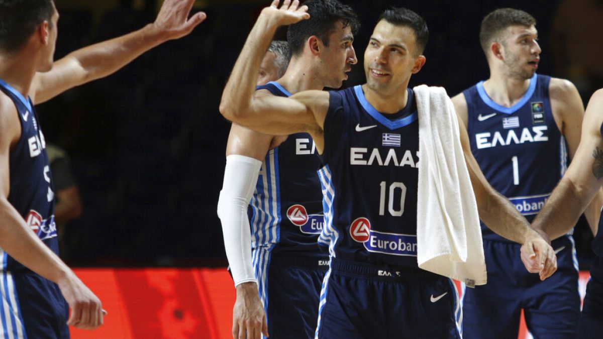 Οι παίκτες της εθνικής μπάσκετ της Ελλάδας πανηγυρίζουν μετά τη νίκη επί της Κίνας στο προολυμπιακό τουρνουά μπάσκετ που διεξάγεται στον Καναδά