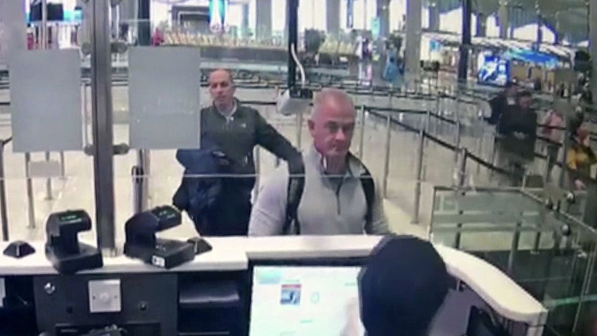 كاميرات المراقبة الأمنية في مطار اسطنبول تظهر مايكل تايلور عند شباك مراقبة الجوازات. 2019/12/2019