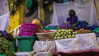 Ouganda : les commerçants contraints de dormir sur le marché