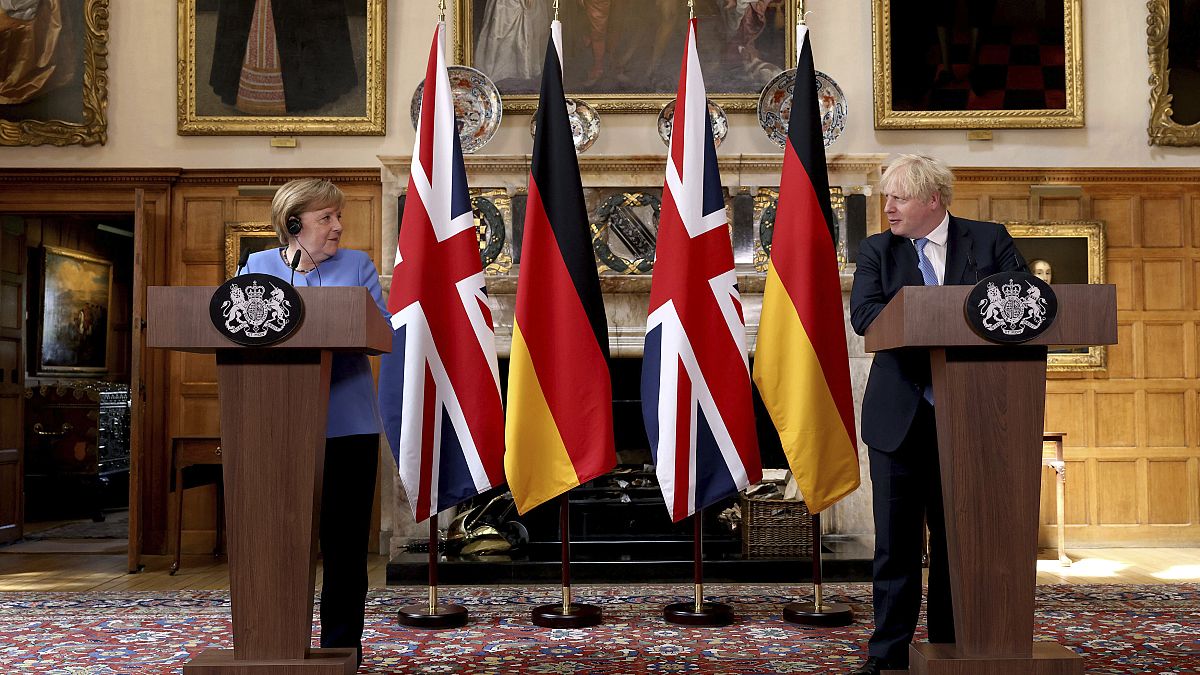 المستشارة الألمانية أنغيلا ميركل ورئيس الوزراء البريطاني بوريس جونسون خلال مؤتمر صحافي 