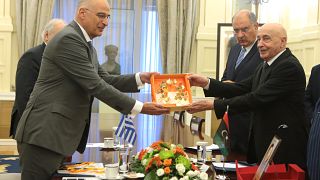 Ο υπουργός Εξωτερικών Νίκος Δένδιας (Α) ανταλλάζει δώρο με τον Πρόεδρο της Βουλής των Αντιπροσώπων της Λιβύης Αγκίλα Σάλεχ (Aguila Saleh Eissa) (Δ)