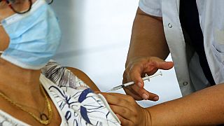 Francia sopesa imponer la vacunación obligatoria en sanitarios y cuidadores
