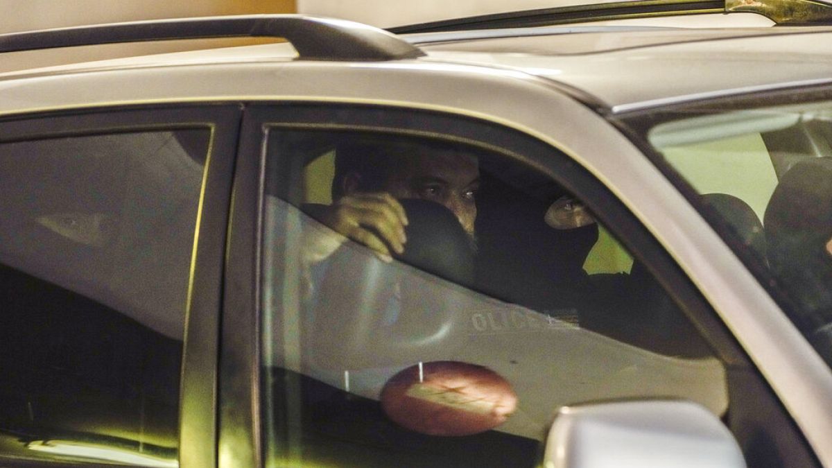 Cristos Pappas in Handschellen auf dem Rücksitz eines Polizeiautos in Athen 
