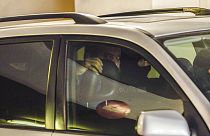 Cristos Pappas in Handschellen auf dem Rücksitz eines Polizeiautos in Athen