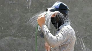 ارتفاع درجات الحرارة في العراق والناس تلجأ للتبرد بالماء