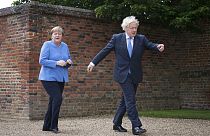 Nein, Merkel und Johnson wagten kein Tänzchen beim Besuch der Kanzlerin auf dessen Landgut Chequers