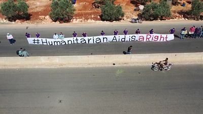 Aid workers form a human chain 