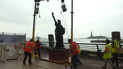 شاهد: من فرنسا إلى أمريكا.. وصول النسخة المصغرة من تمثال الحرية إلى جزيرة إليس