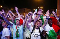 Aficionados italianos festejan su triunfo frente a Bélgica (1-2)