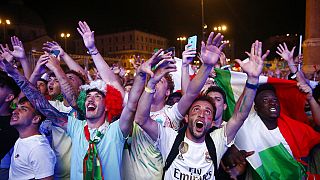 Aficionados italianos festejan su triunfo frente a Bélgica (1-2)