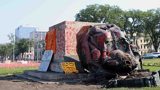 Canada : les sympathisants amérindiens déboulonnent des statues des reines d'Angleterre