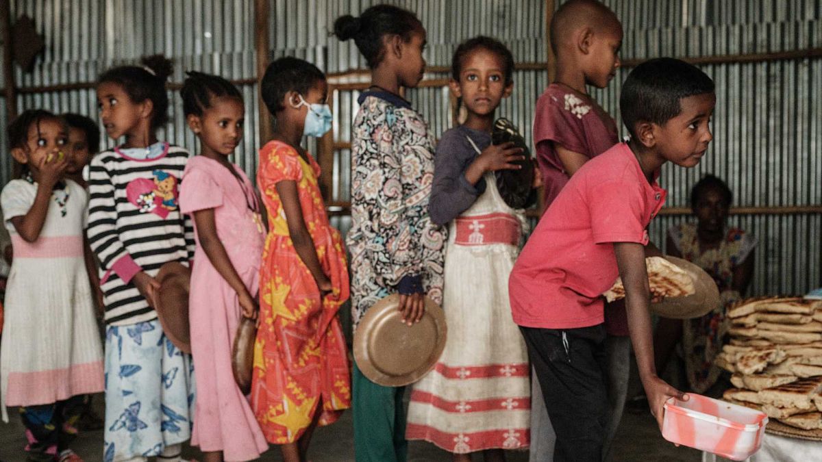 أطفال ينتظرون في طابور لتناول الإفطار الذي نظمته متطوعة في ميكيلي، عاصمة منطقة تيغراي، 23 يونيو 2021