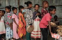 أطفال ينتظرون في طابور لتناول الإفطار الذي نظمته متطوعة في ميكيلي، عاصمة منطقة تيغراي، 23 يونيو 2021