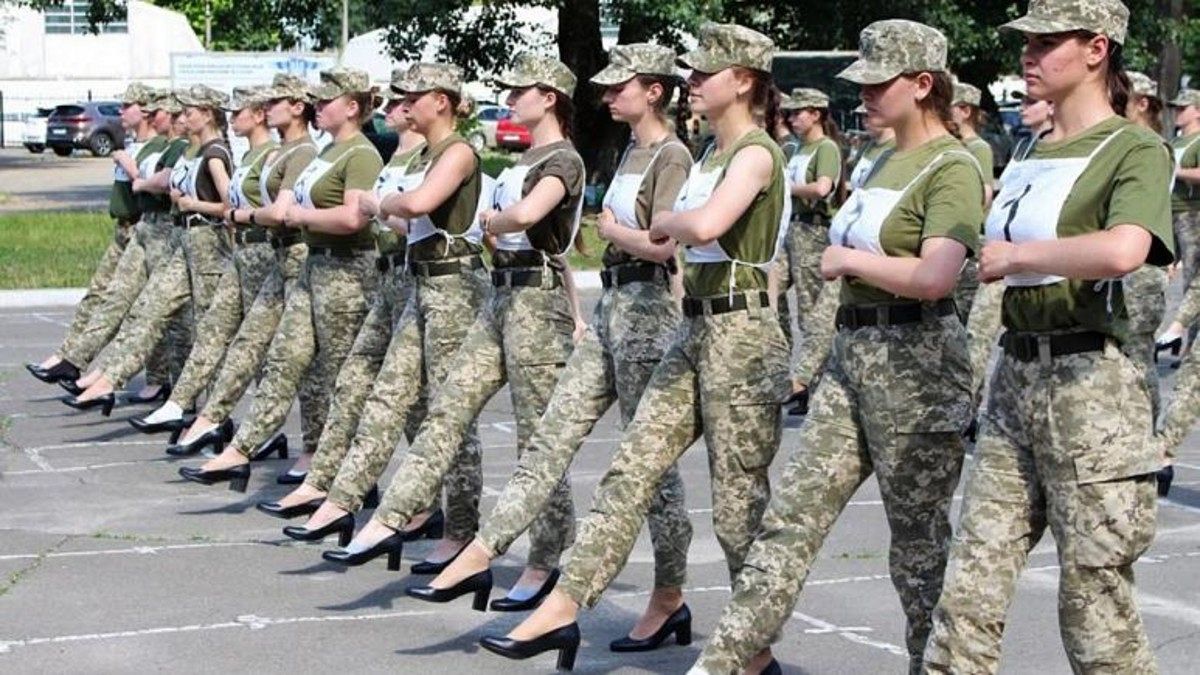 Ukraynalı kadın askerlerin tepkiye neden olan 'topuklu ayakkabılarla' yaptıkları talimden bir kare.