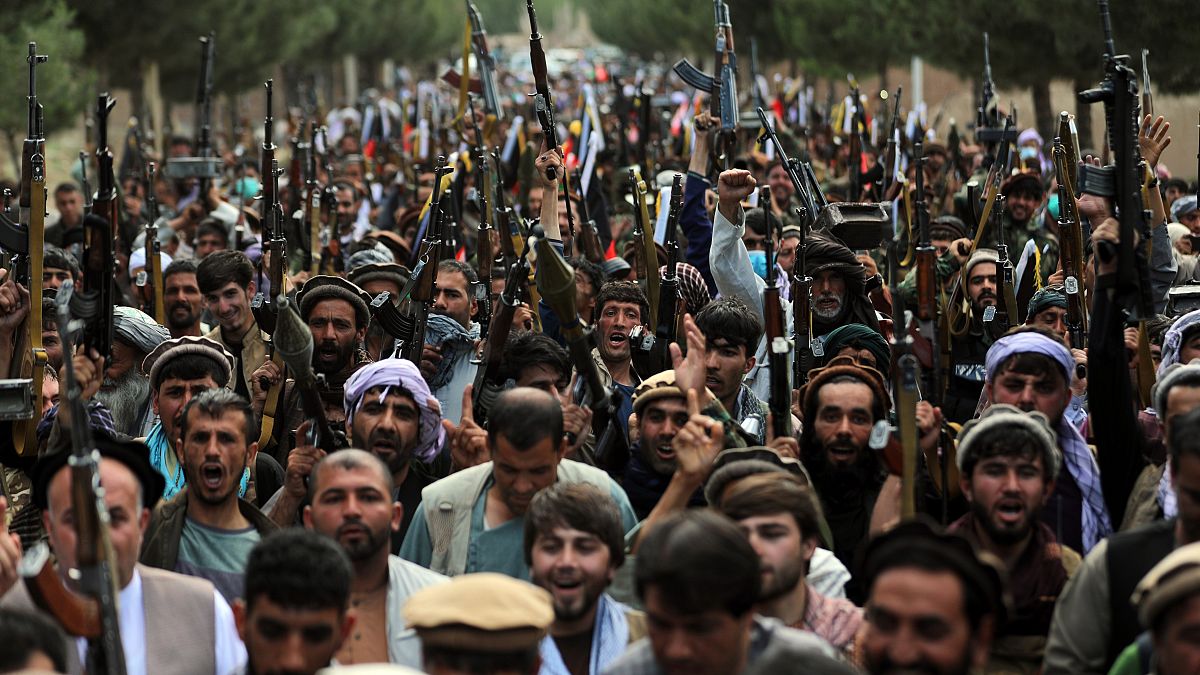 المئات من مسلحي الميلشيات ينضمون لقوات الجيش والأمن الأفغاني خلال تجمع في العاصمة كابول. 23/06/2021