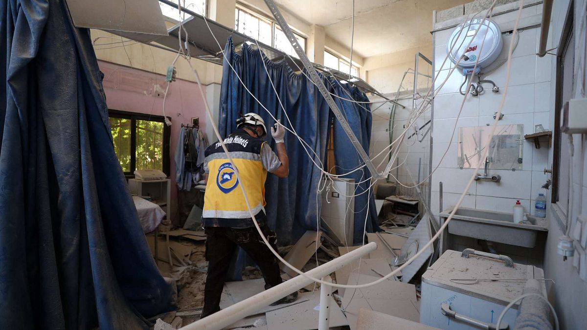  إحدى غرف مستشفى الشفاء، بعد يوم من إصابتها بقذائف المدفعية في مدينة شمال سوريا الخاضعة لسيطرة المعارضة، 13 حزيران / يونيو 2021 